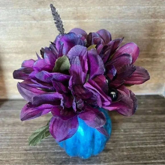 NEW Fun little spooky faux floral arrangement in shades of blue, black & purples - Picture 11 of 15